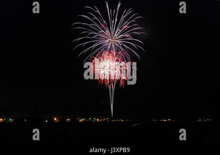 Silhouettes de regarder les gens d'artifice de Carson City, Nevada Banque D'Images