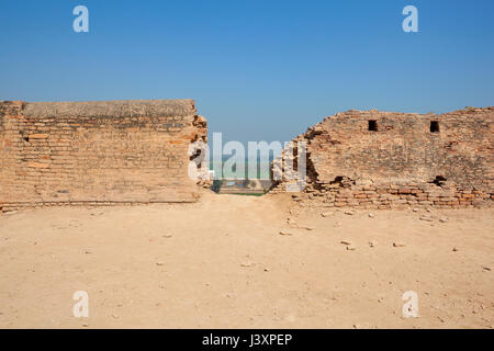 Campagne agricole vue à partir d'un écart dans les murs du fort bhatner india rajasthan inde sous un ciel bleu clair au printemps Banque D'Images