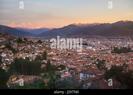 Panorama de la ville au coucher du soleil. Vieille ville de la ville de Cusco Banque D'Images