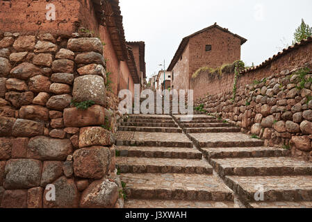 Vieille rue avec maisons de pierres à Cusco au Pérou. Escaliers en pierre ancienne vide sur la rue