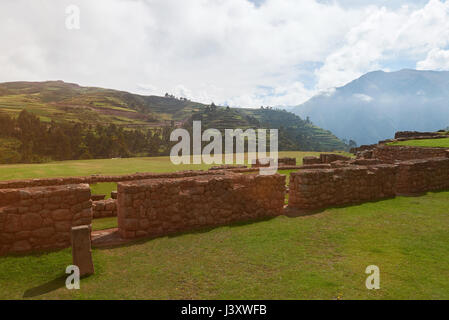 Ruines dans un paysage péruvien aux beaux jours de lumière. Mur de pierre dans la vallée sacrée Banque D'Images