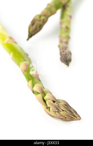 Close up de matières non cuite, légumes asperges vertes sur fond blanc - selective focus sur l'extrémité du bourgeon Banque D'Images