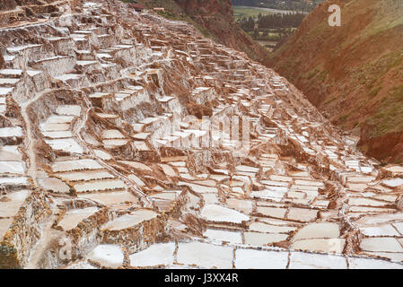 Paysage de piscines avec de l'eau salée à Cusco Pérou Banque D'Images