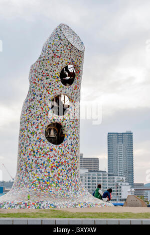 Kobe, Japon - Avril 2016 : mosaïque sculpture de Bell d'hortensia installé à Kobe Meriken Park, Port de Kobe, Hyogo Prefecture, Japan Banque D'Images