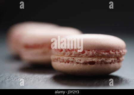 Macarons rose clair sur fond d'ardoise Banque D'Images