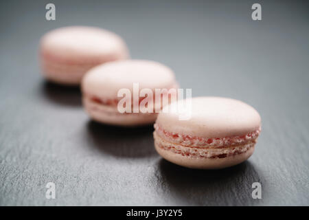 Macarons rose clair sur fond d'ardoise Banque D'Images