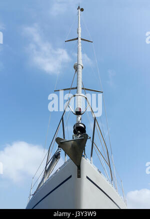 Low angle shot d'un yacht blanc proue contre un ciel bleu... Banque D'Images