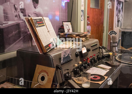 Réplique de DJ Dewey Phillips' au studio radio WHBQ Sun Studios, à Memphis. Phillips a été un pionnier du Rock and Roll qui a été le premier à jouer sur un Elivs Banque D'Images