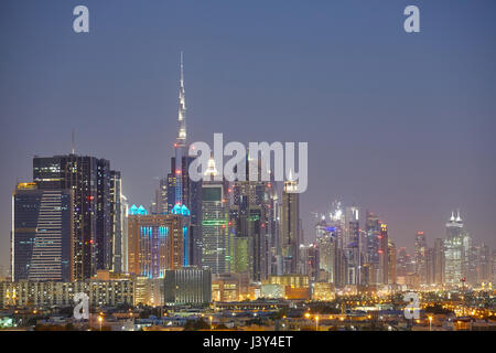 Dubai skyline at night, Emirats Arabes Unis. Banque D'Images
