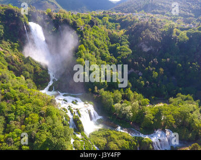 Vue aérienne de la cascade de Marmore en Ombrie, Italie, l'une des plus hautes chutes d'Europe Banque D'Images