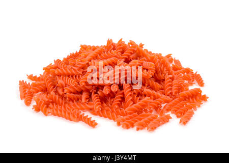 Un tas de fusilli lentilles rouges sur fond blanc Banque D'Images