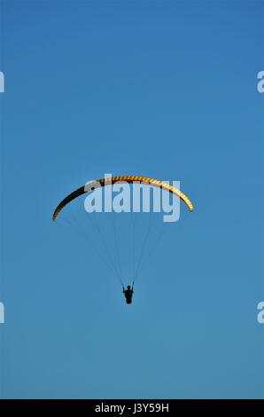 Parachute dans le ciel bleu dans les montagnes de Cambuquira, Brésil Banque D'Images