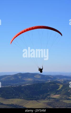 Parachute dans le ciel bleu dans les montagnes de Cambuquira, Brésil Banque D'Images