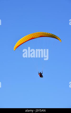 Parachute dans le ciel bleu dans les montagnes de Cambuquira, Brésil Banque D'Images