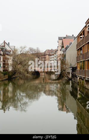 Bâtiments historiques donnant sur la rivière Pegnitz à Nuremberg Banque D'Images