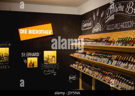 Bouteilles de bière en bière allemande Die shop Bierothek à Nuremberg de vendre de la bière artisanale locale et internationale Banque D'Images