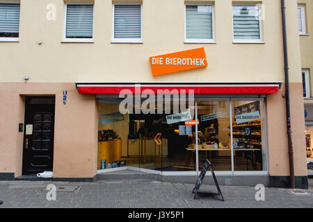 En dehors de l'atelier de la bière allemande Die Bierothek à Nuremberg la vente de bière artisanale allemande et internationale Banque D'Images