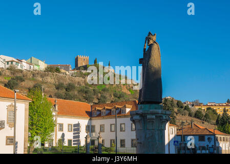 Lamego Portugal Centre, statue de l'Évêque Dom Miguel dans le centre de Lamego avec la cité médiévale Castelo visible sur l'horizon de la ville, le Portugal, l'Europe Banque D'Images