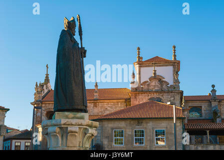 Lamego Portugal Dom Miguel, statue de l'évêque Dom Miguel vue contre le côté nord de la cathédrale de Lamego - ou Se, Portugal, Europe Banque D'Images