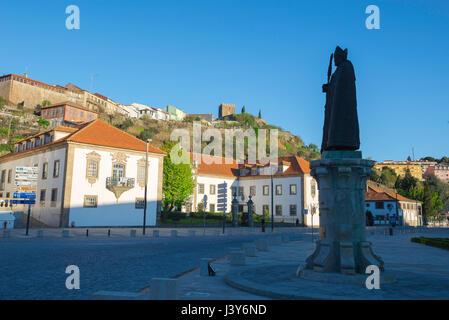 Lamego Portugal Centre, statue de l'Évêque Dom Miguel dans le centre de Lamego avec la tour médiévale Castelo visible sur l'horizon de la ville, Portugal Banque D'Images