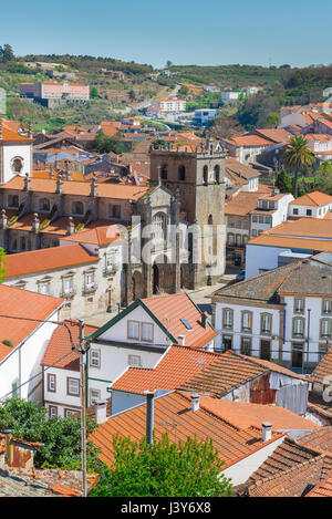 Lamego Portugal Centre, une vue aérienne de la ville de Lamego montrant l'historique cathédrale gothique - ou se -en son centre, Portugal, Europe Banque D'Images