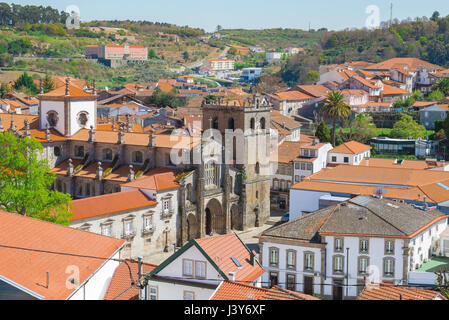 Lamego Portugal Centre, une vue aérienne de la ville de Lamego montrant l'historique cathédrale gothique - ou se -en son centre, Portugal, Europe Banque D'Images