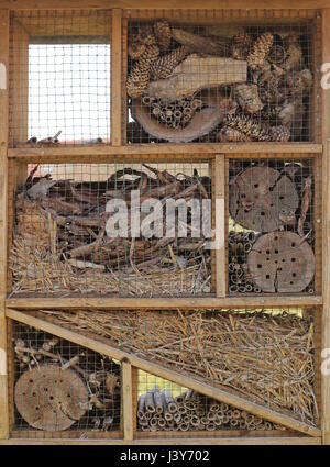 Hôtel des insectes avec divers matériaux offrant un abri pour les insectes. Banque D'Images