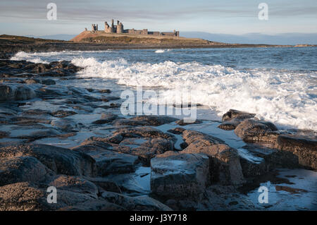 Château de Dunstanburgh sur son seuil rocheux, vu Whin venant du sud. Le château, construit au 14ème siècle, est tombé en ruine par le 16ème siècle. Banque D'Images