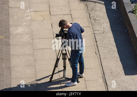Vidéographe au travail sur la rue Chapel, Salford, Manchester, Angleterre, RU Banque D'Images
