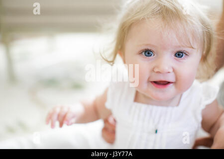 Portrait de blue eyed baby girl Banque D'Images