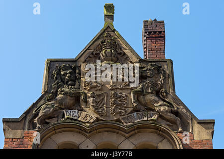 Armoiries royales sculptées en pierre au-dessus de l'entrée de la Kings Arms pub, construit dans les années 1870 et de Grade II, Bloom Street, Manchester, Angleterre, RU Banque D'Images