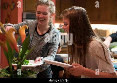 Les jeunes filles dans la préparation de délicieux repas de cuisine Banque D'Images