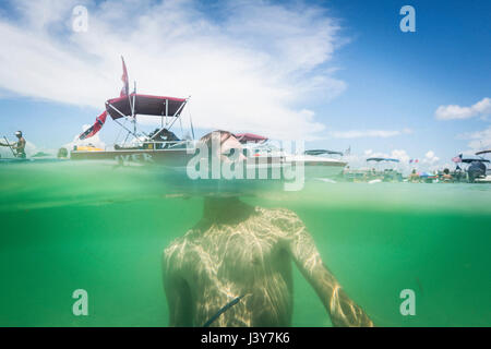 Niveau de l'eau fendue de surface libre dans l'eau, l'île du Crabe, Côte d'Emeraude, Golfe du Mexique, USA Banque D'Images