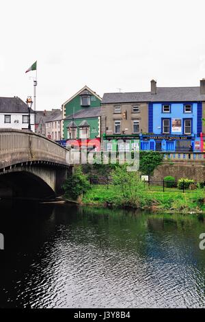 Boutiques colorées et les bâtiments au-delà de la Rivière Nore en Canal Square à Kilkenny, Irlande. Une ancienne ville dans le comté de Kilkenny, en Irlande. Banque D'Images