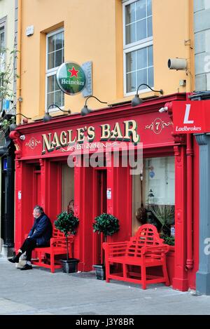 Un pub irlandais dans le pittoresque village côtier de Dungarvan dans le comté de Waterford, Irlande. Banque D'Images