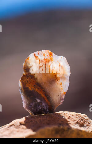 Calcédoine travaillé outil (photographié où observées, puis à gauche sur le site) près d'une ruine en Puebloan ancestrales Road Canyon dans les Oreilles Ours Monu National Banque D'Images