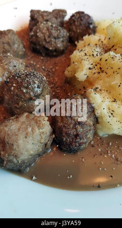 Swedish meatballs avec purée et sauce dans IKEA Banque D'Images