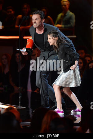 Hugh Jackman et Dafne désireux d'accepter le meilleur duo Award pour 'Logan' sur scène lors de la 2017 MTV Film et TV Prix tenue au Shrine Auditorium à Los Angeles, USA. Banque D'Images