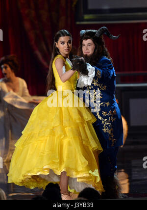 Adam hôte Devine et Hailee Steinfeld sur scène au cours de la 2017 MTV Film et TV Prix tenue au Shrine Auditorium à Los Angeles, USA. Banque D'Images