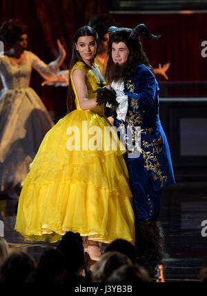 Adam hôte Devine et Hailee Steinfeld sur scène au cours de la 2017 MTV Film et TV Prix tenue au Shrine Auditorium à Los Angeles, USA. Banque D'Images