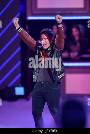 Adam hôte Devine sur scène lors de la 2017 MTV Film et TV Prix tenue au Shrine Auditorium à Los Angeles, USA. ASSOCIATION DE PRESSE Photo. Photo date : dimanche 7 mai 2017. Voir PA Story SHOWBIZ MTV. Crédit photo doit se lire : PA/PA Wire Banque D'Images