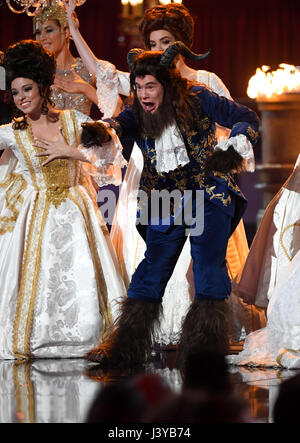 Adam Devine hôte joue sur la scène au cours de la 2017 MTV Film et TV Prix tenue au Shrine Auditorium à Los Angeles, USA. Banque D'Images