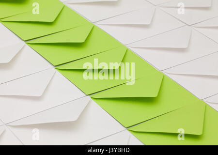 Composition avec enveloppes blanc et vert sur la table. Banque D'Images