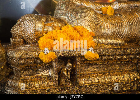 Reclinging or Bouddha dans la section autel en haut de Wat Saket à Bangkok - Thaïlande Banque D'Images