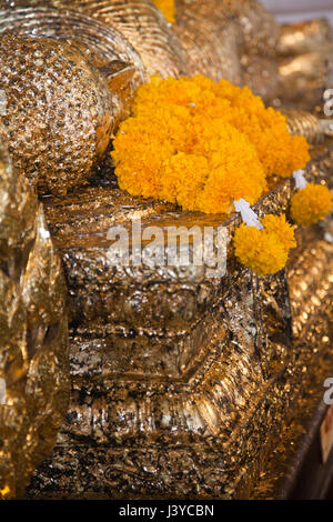 Bouddha couché d'or dans la section autel en haut de Wat Saket à Bangkok - Thaïlande Banque D'Images