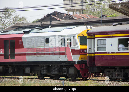 CHIANG MAI, THAÏLANDE - 25 avril 2017 : locomotive diesel Hitachi no4512 train no14 de Chiang Mai à Bangkok. Photo à la gare de Chiangmai. Banque D'Images