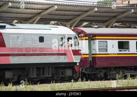 CHIANG MAI, THAÏLANDE - 25 avril 2017 : locomotive diesel Hitachi no4512 train no14 de Chiang Mai à Bangkok. Photo à la gare de Chiangmai. Banque D'Images