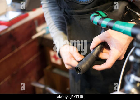 Man fixing location en garage Banque D'Images