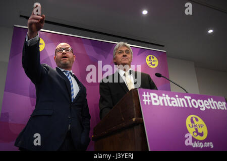 Leader de l'UKIP Paul Nuttall (à gauche) et porte-parole de l'immigration de l'UKIP et trésorier John Bickley parlant à un événement de lancement en Gt George Street, Londres. Banque D'Images