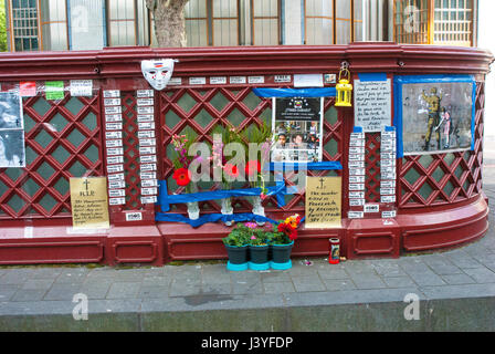 London, UK, 07/05/2017, Politique de protestation devant l'ambassade vénézuélienne à Londres. Des fleurs, des photos et des hommages à 13 Cromwell Road SW7 2HW. Banque D'Images